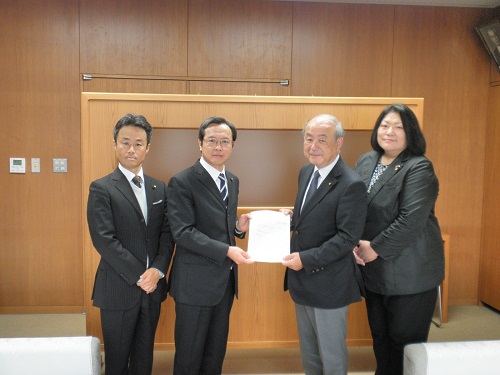 平成30年11月27日　中川弘議会運営委員長から秋間高義議長へ災害対応マニュアル成案を手渡し